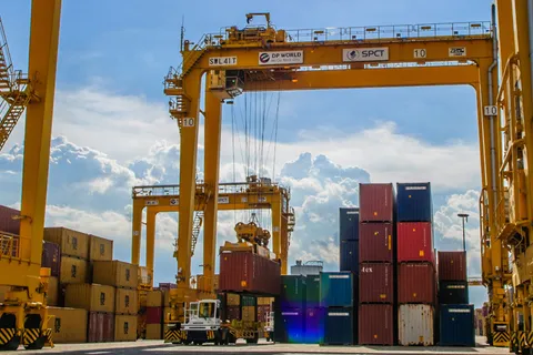 Bãi container tại cảng SPCT – Bãi container và thiết bị nâng hạ