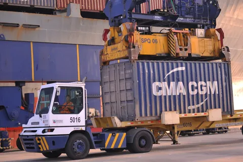 Cảng SPCT · KCN Hiệp Phước – Xe đầu kéo tiếp nhận container tại cảng